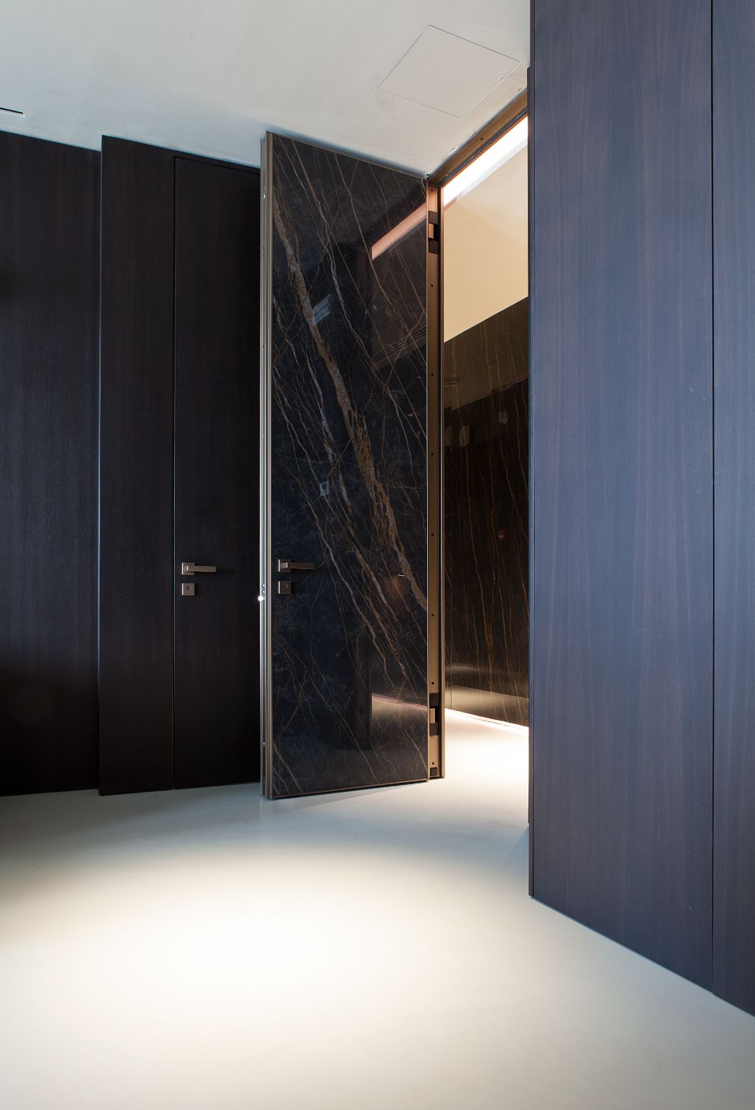 Бронированная дверь с покрытием Laminam® Oikos проект ARCH-00065667 - Вид №1