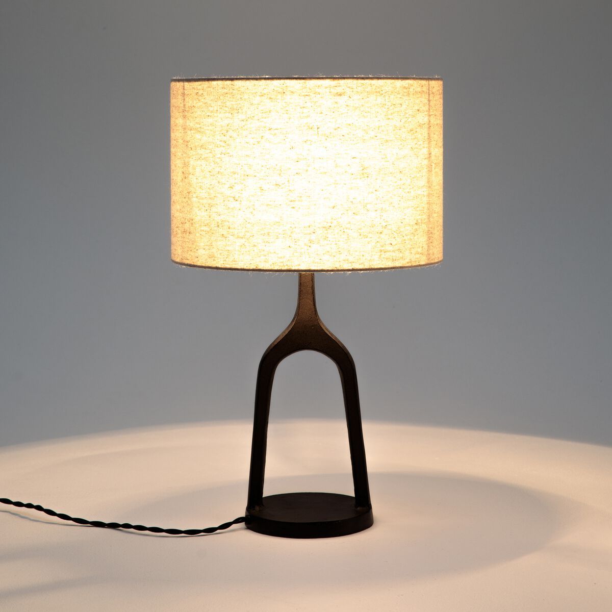 Бронзовая настольная лампа с льняным абажуром AMPM Jakoma ARCH-00051967 - Вид №5