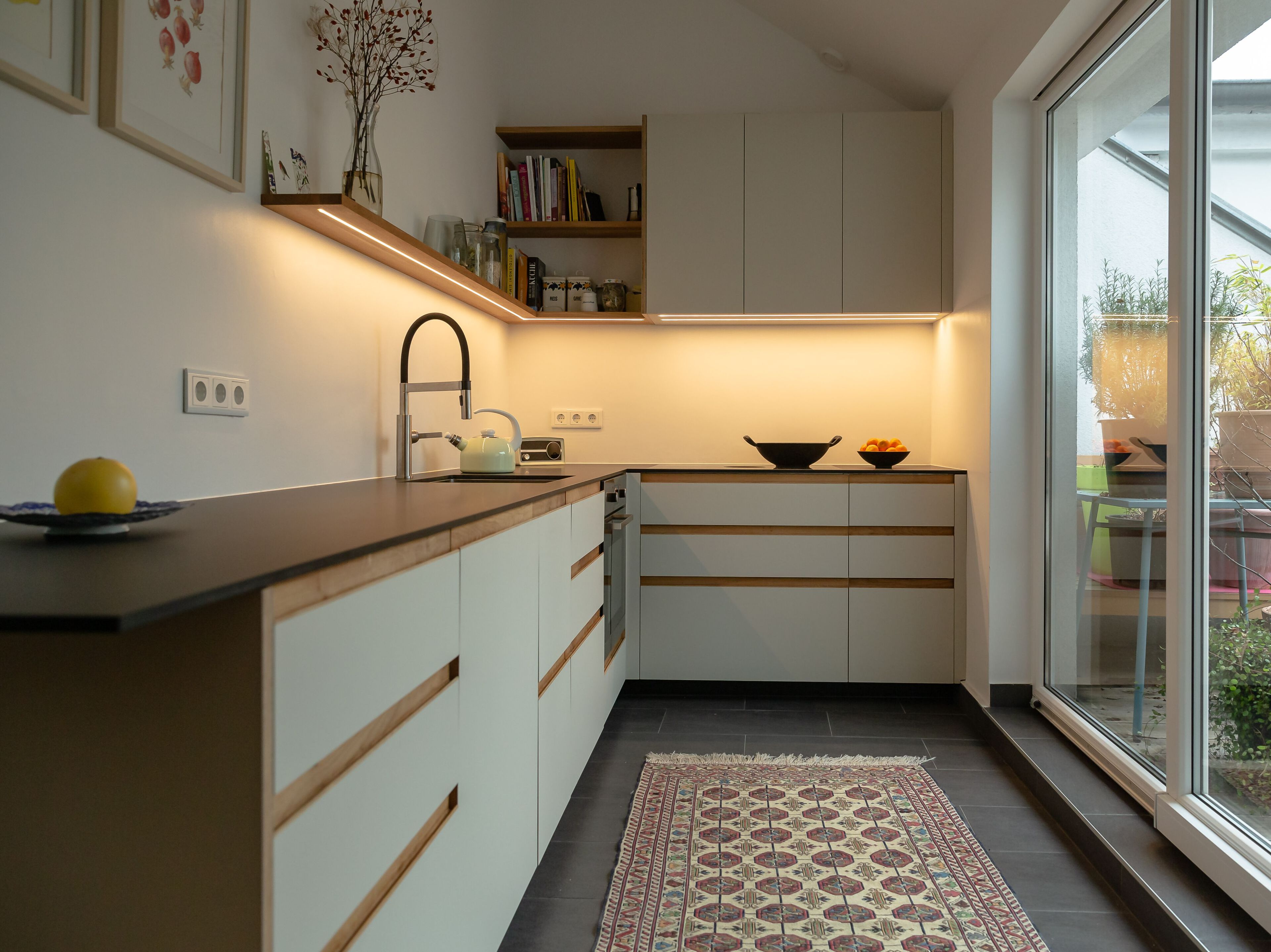 Встроенная линолеумная кухня со встроенными ручками Neuvermoebelt SMART LINE KITCHEN SYSTEMS ARCH-00138830 - Вид №1