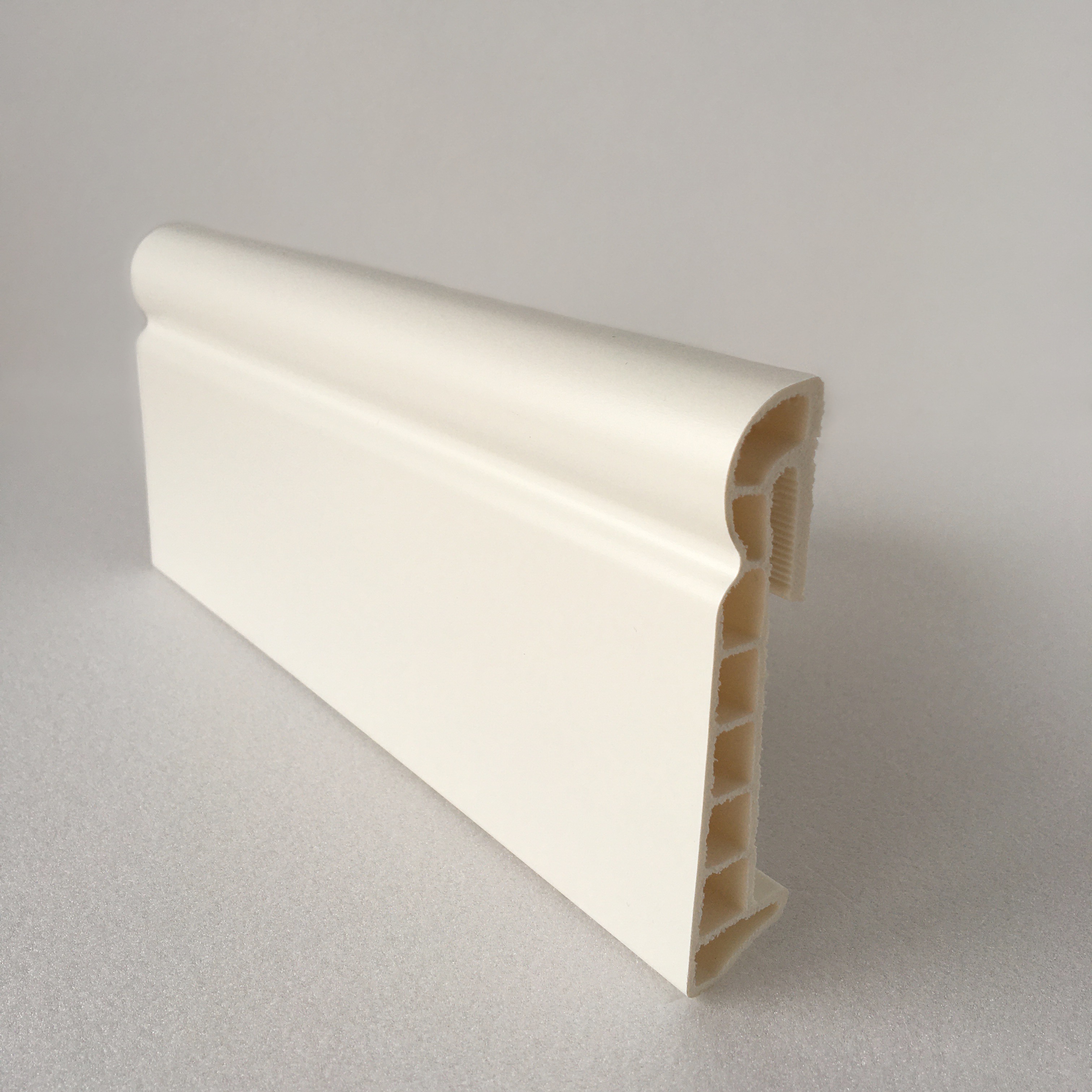 Напольный плинтус  Белый (под краску) 85мм DEKOR PANEL DP084