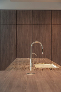 Двусторонняя линейная кухня с островом и соседним столом