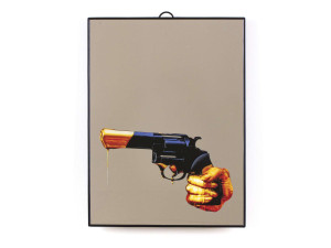 Настенное зеркало с пластиковой рамкой