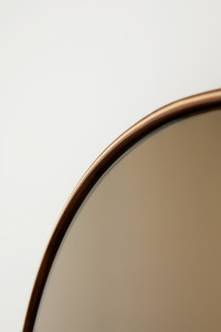 Настенное зеркало с круглой рамой