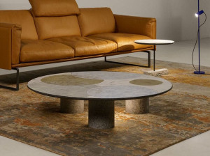 Светлый журнальный столик из майоликовой лавы и дуба