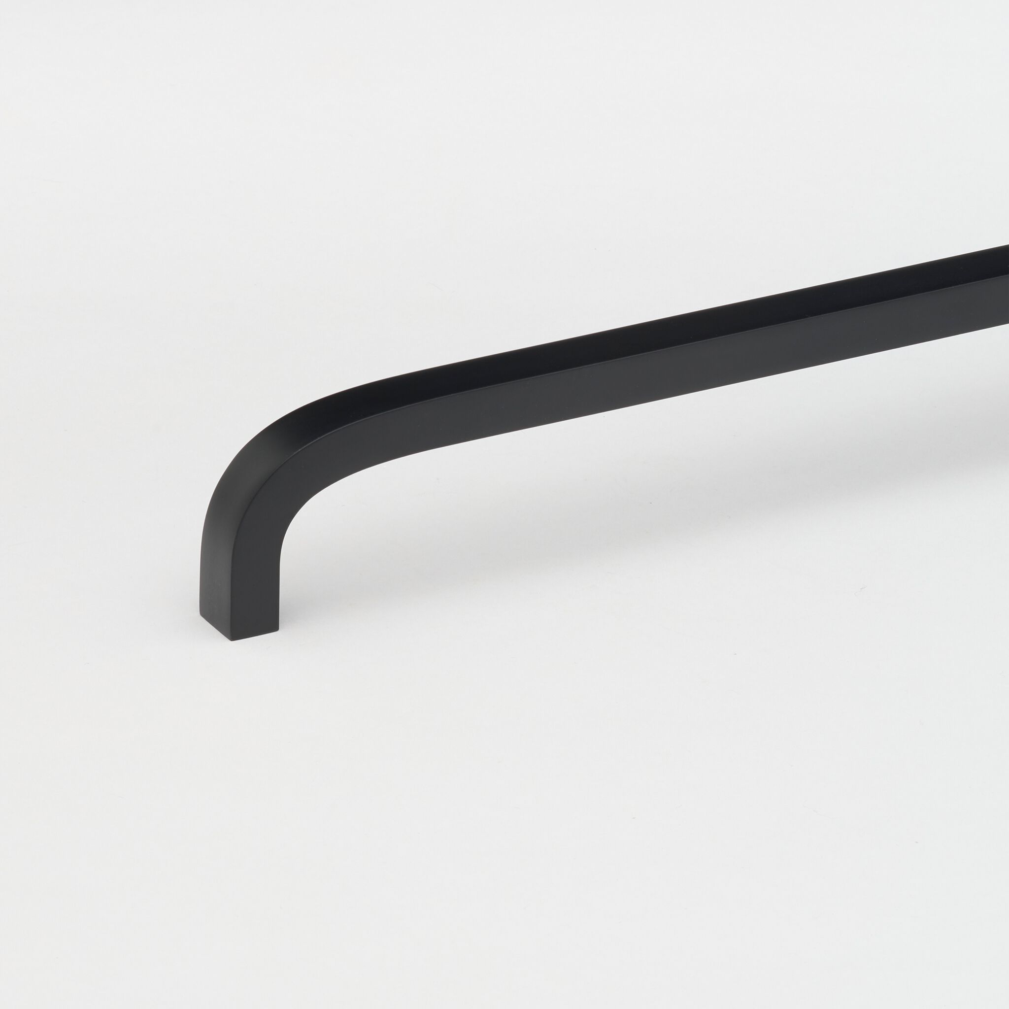 Латунная мебельная ручка Lo & Co Interiors Curve ARCH-00101114 - Вид №25