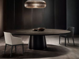 Деревянный овальный стол