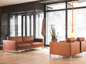 Кожаное кресло с подлокотниками