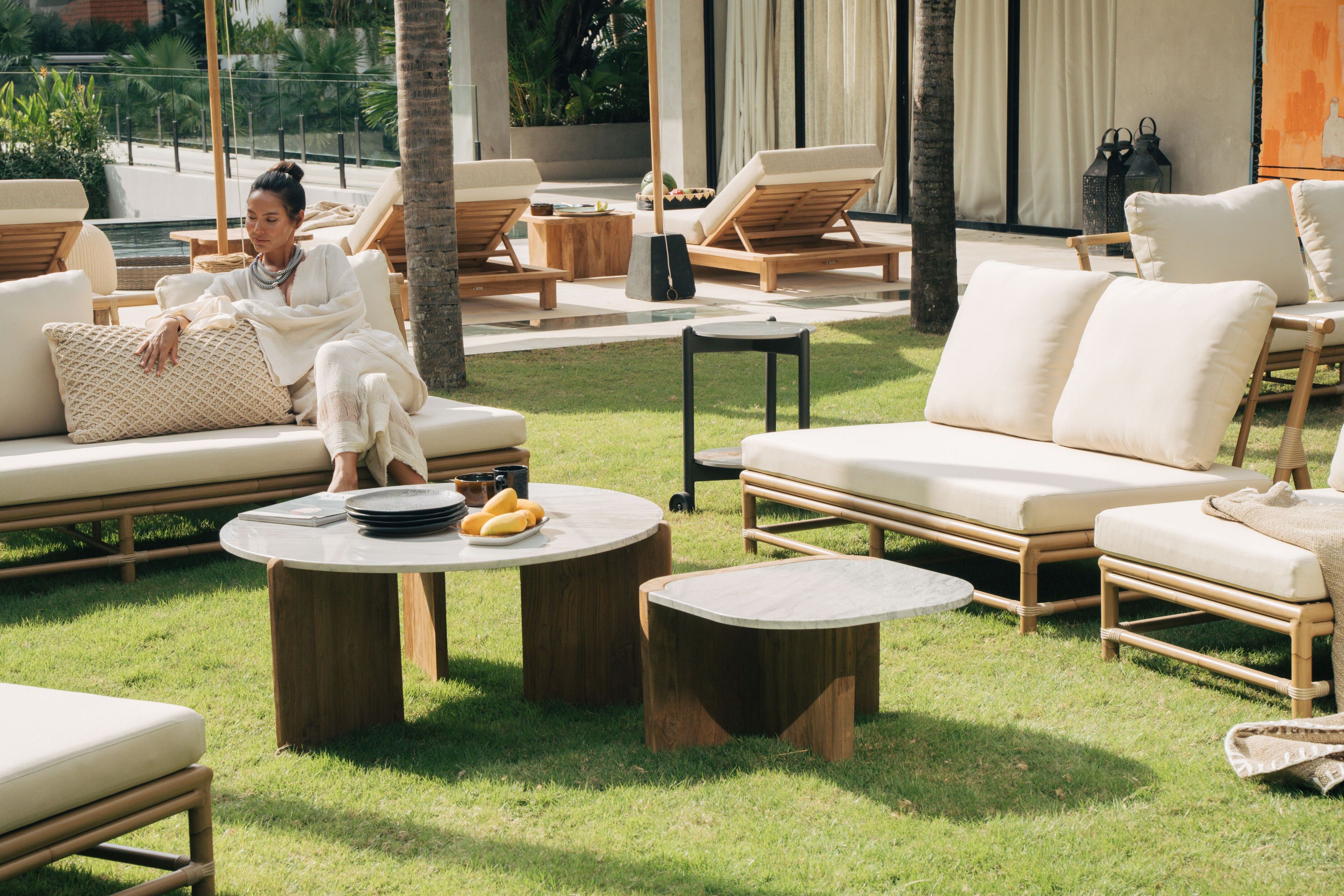 Квадратный низкий стол из тикового дерева с столешницей из каррарского мрамора cbdesign 70 ARCH-00075548 - Вид №1