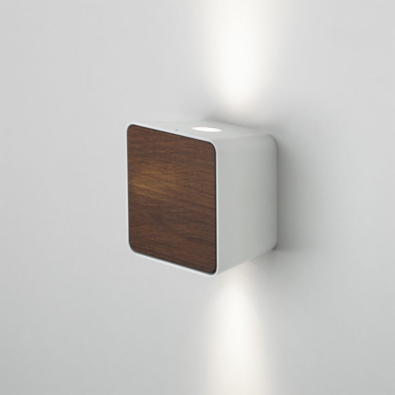 095082 Уличный настенный светильник 2 белый + дерево ироко Marset Lab