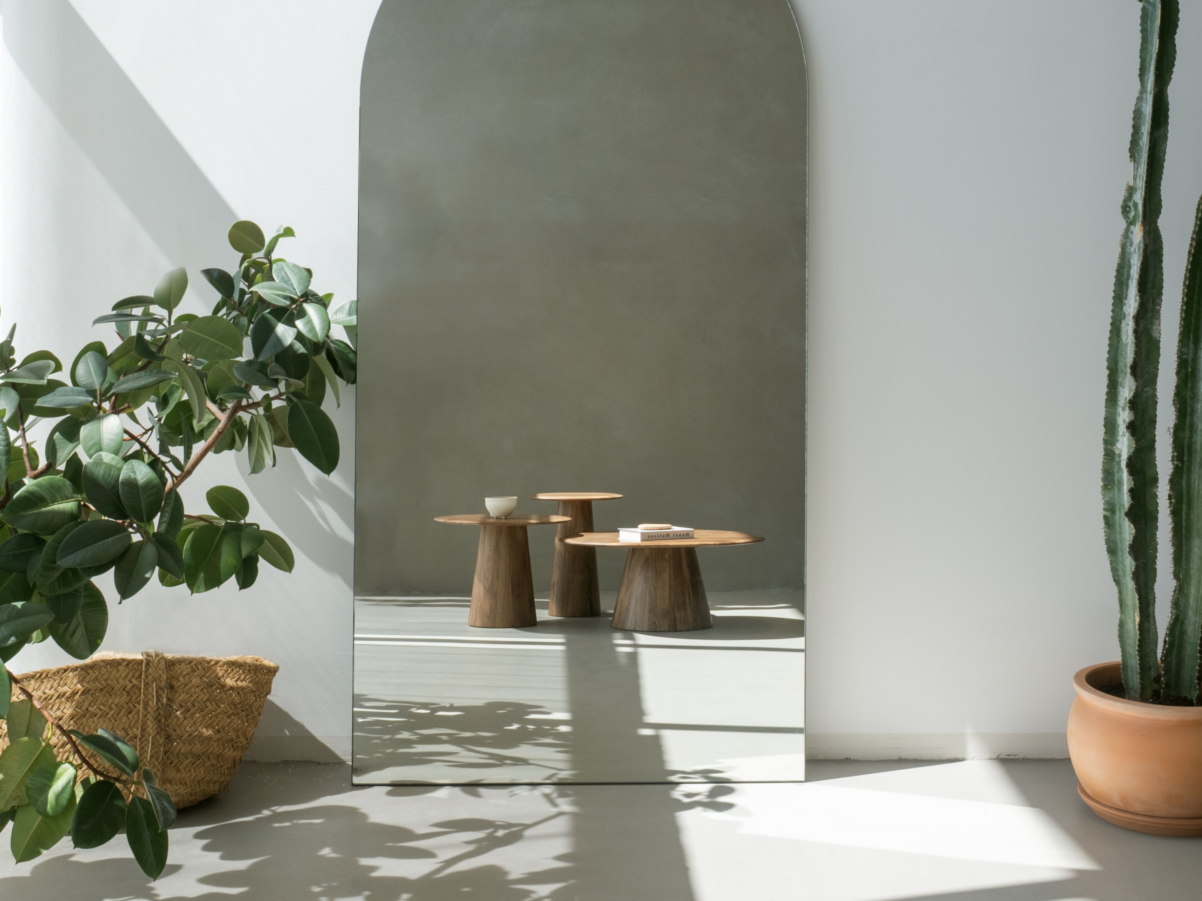 Круглый журнальный столик из грецкого ореха Gazzda MUSHROOM ARCH-00015764 - Вид №1