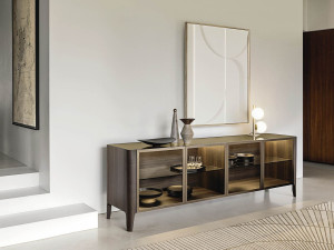 Шкаф из дерева и стекла с распашными дверями