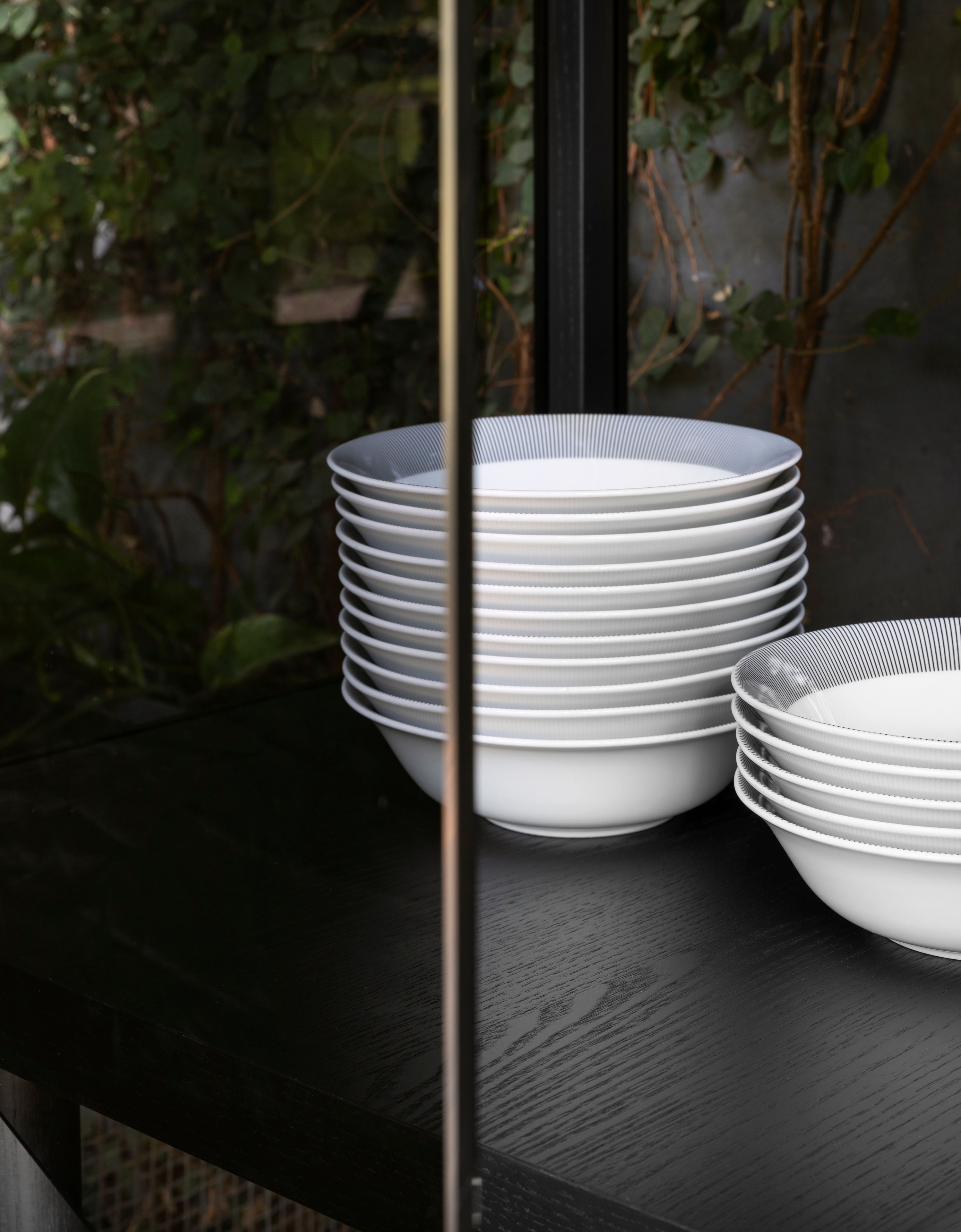 Витрина из дерева и стекла со встроенным освещением Miniforms JUNO ARCH-00050319 - Вид №1