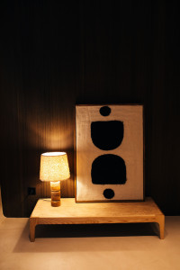 Низкий прямоугольный журнальный столик из акации и травертина