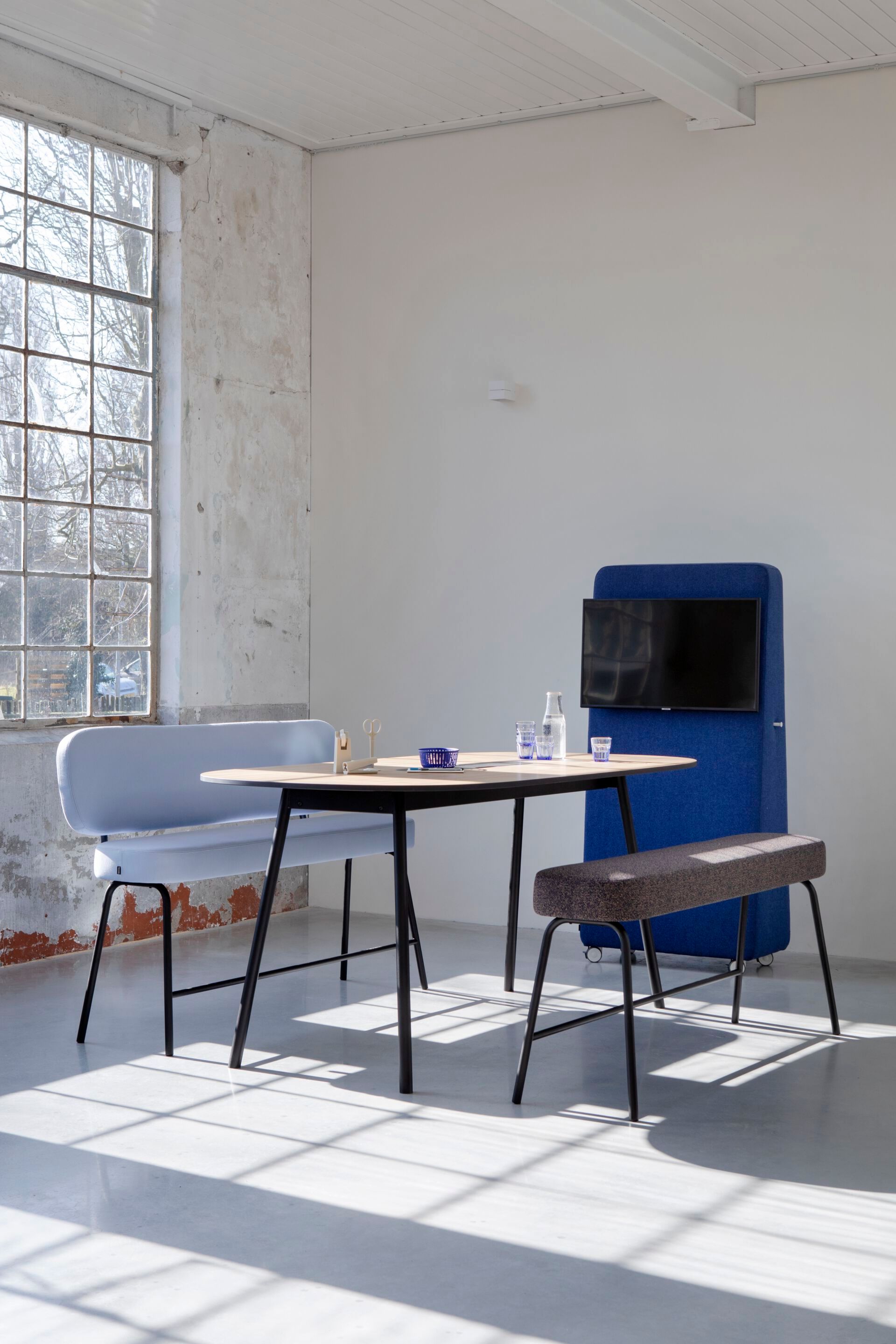 Высокая скамейка из ткани со спинкой Cascando Pully ARCH-00119758 - Вид №1