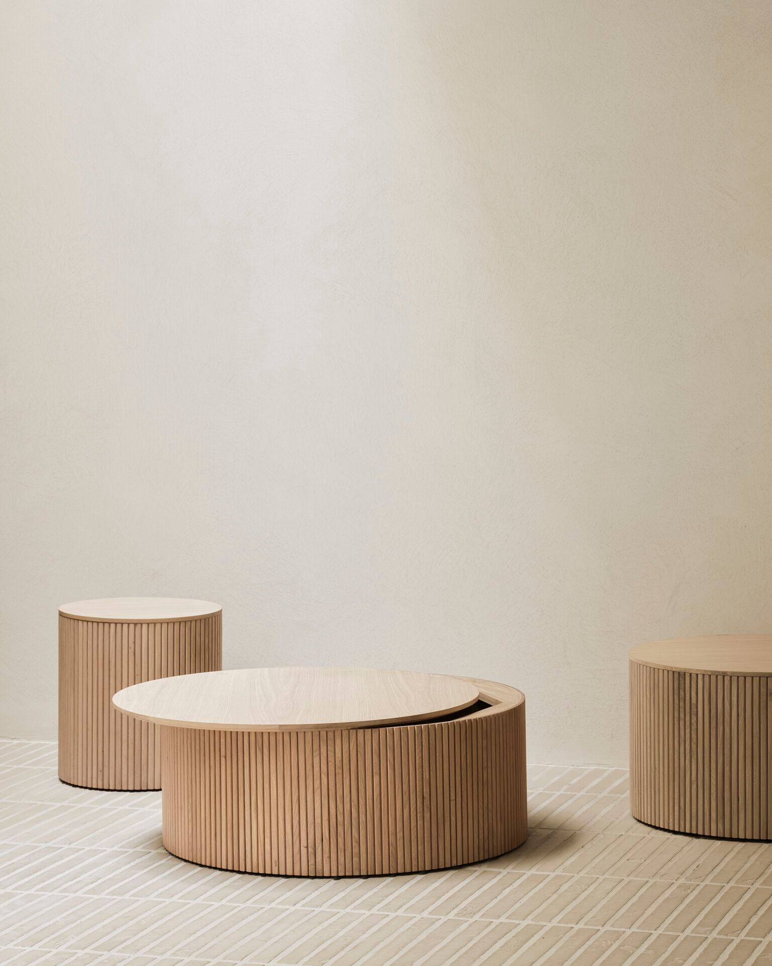 Низкий круглый журнальный столик из дуба с отсеком для хранения Ethnicraft Roller Max ARCH-00038585 - Вид №5