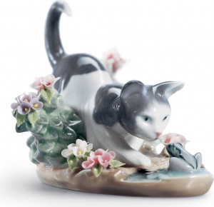 10668956 LLADRO Фигурка Lladro "Котенок и лягушка" 12x9см Фарфор