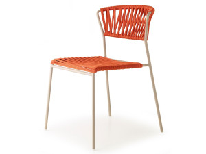 Открытый стальной стул и плетеный морской канат