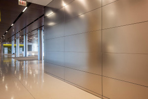 FSRT669 Система облицовки стен Levele с плавающими панелями и индивидуальными панелями из нержавеющей стали с льняной отделкой в ​​центре заботы и открытий, университет медицины Чикаго, Чикаго, Иллинойс Forms-surfaces