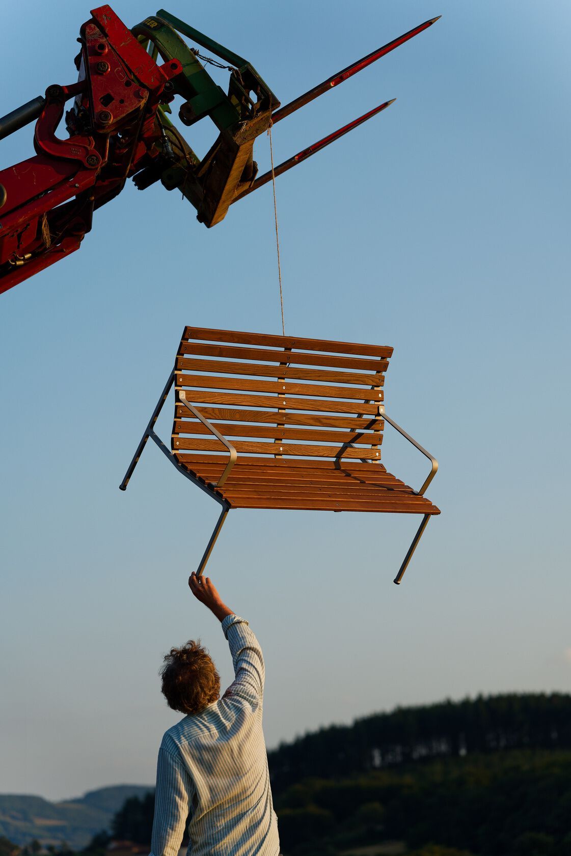 Садовая скамейка из ясеня с подлокотниками и спинкой Hay Траверс ARCH-00083375 - Вид №6