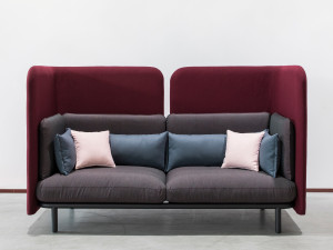 2-местный тканевый диван с высокой спинкой