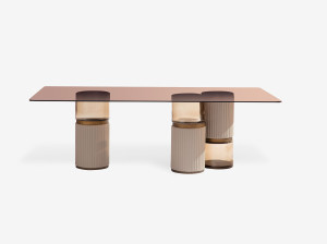 Прямоугольный стеклянный стол с кожаными основаниями