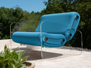 Кресло из ПММА и ткани с подлокотниками