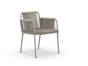 Веревочный и металлический стул с подлокотниками