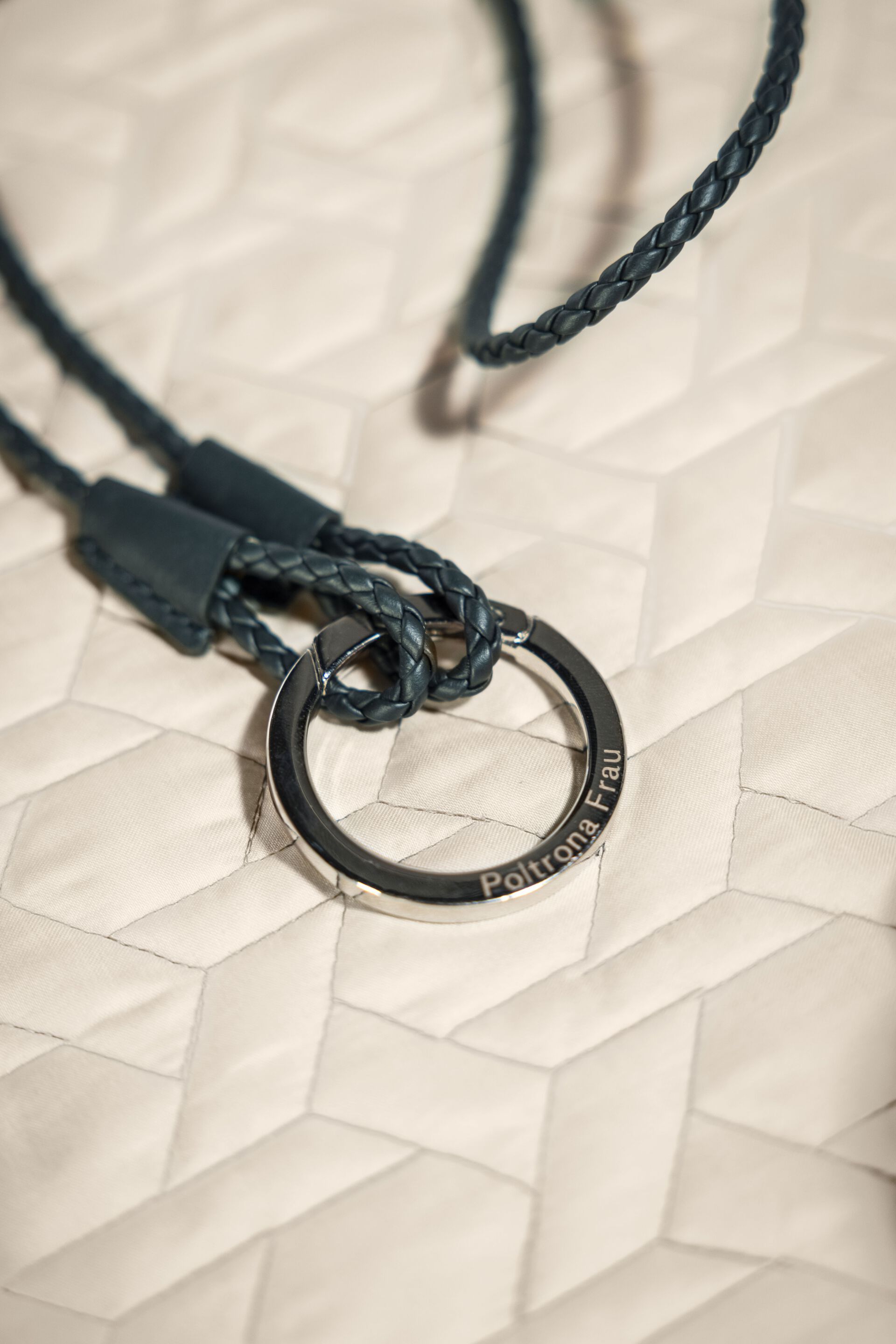 Кожаный и металлический брелок Poltrona Frau PET COLLECTION ARCH-00138364 - Вид №3