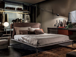 Деревянная двуспальная кровать с мягким изголовьем