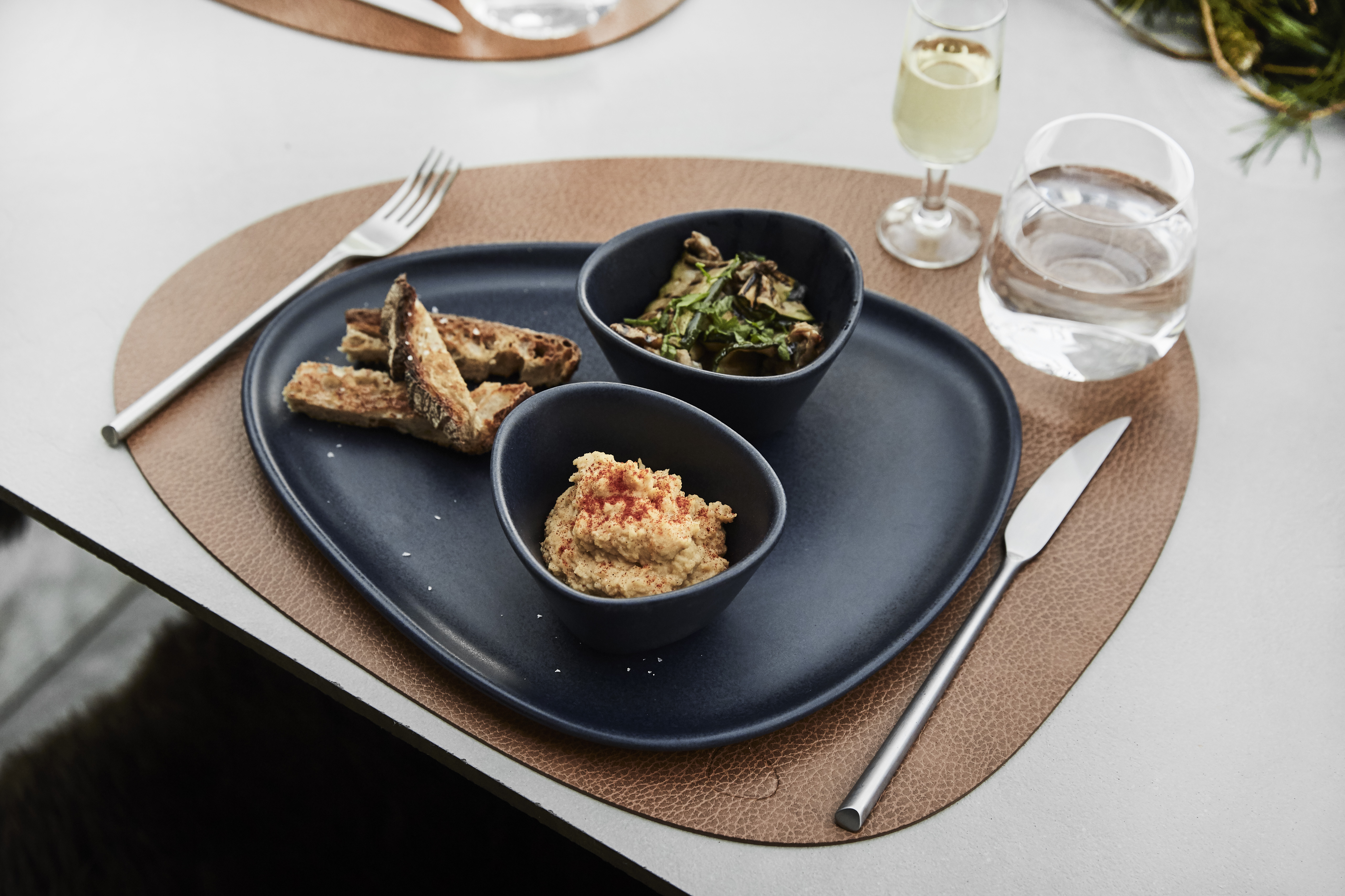 98742 Тарелка маленькая 2 шт (22х19х1,5см) каменная керамика, черная;LIND DNA  - Вид №1