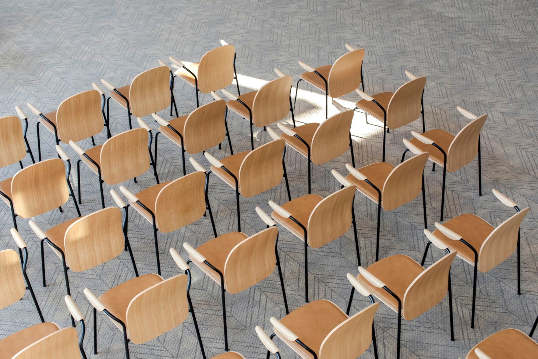 Штабелируемый стул из дуба с подлокотниками Gazzda Book ARCH-00021570 - Вид №4