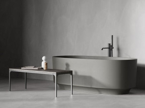 Овальная ванна в центре комнаты