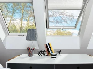 Fakro Мансардное окно из сосны с защитой от взлома Finestra a bilico