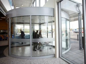 ASSA ABLOY Вращающаяся дверь большой вместимости с тремя секторами Porte automatiche girevoli