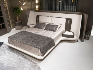 Двуспальная кровать с мягким изголовьем