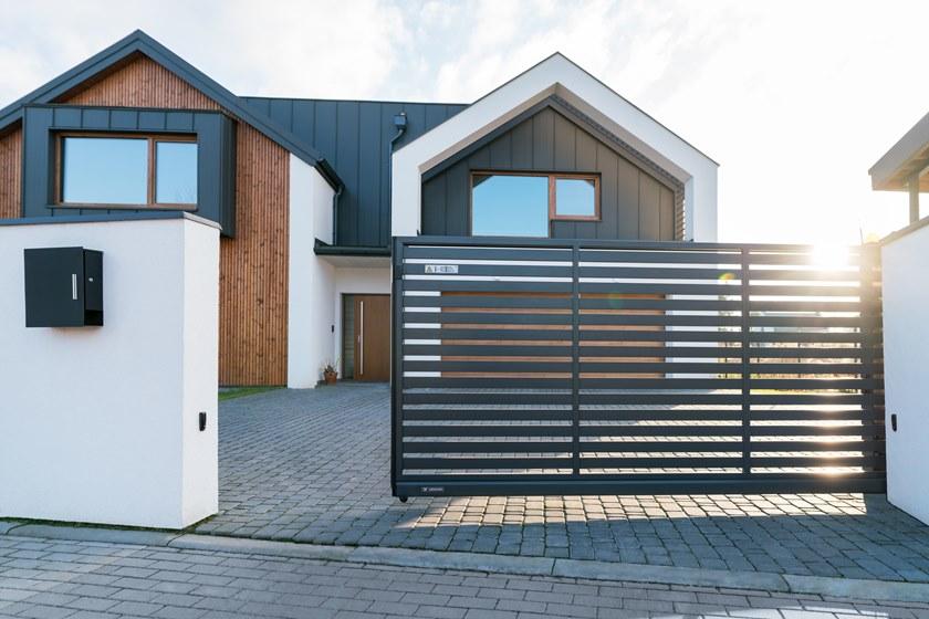 WISNIOWSKI Металлические откатные ворота с электроприводом Recinzioni residenziali sun-id-1457062 - Вид №1