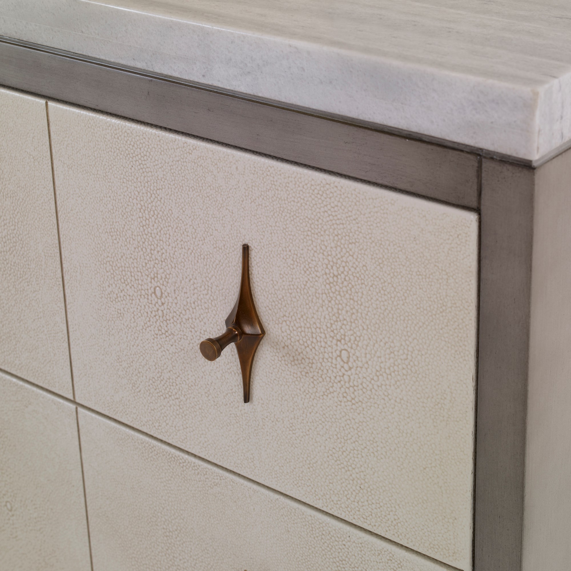 Тумбочка, большая (от 37 до 59,5) 12559-110-410 Tapered Sink Chest - Ash Grey / Linen Ambella  - Вид №3