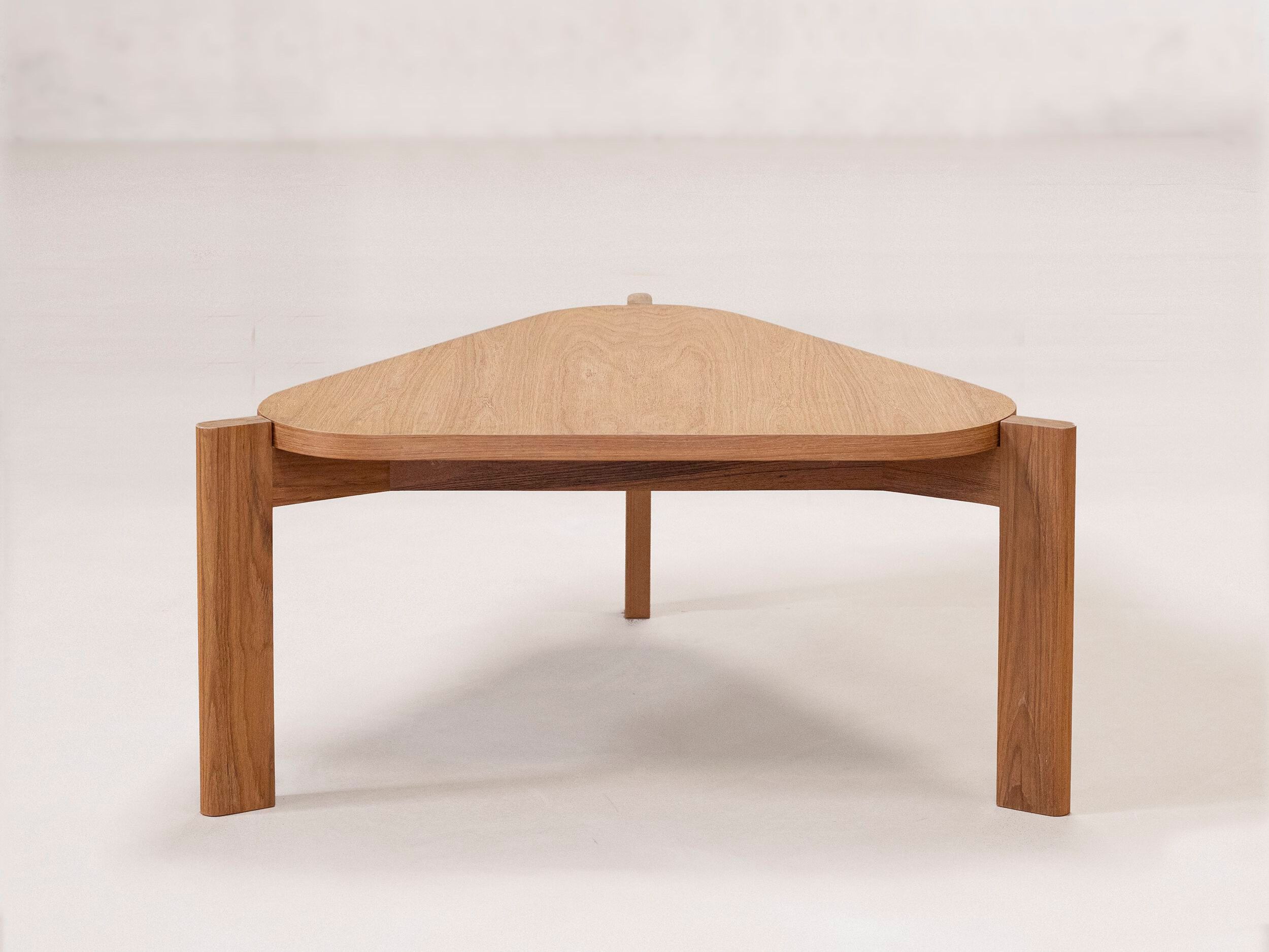 Треугольный журнальный столик из тикового дерева Phantom Hands Project Chandigarh ARCH-00091767