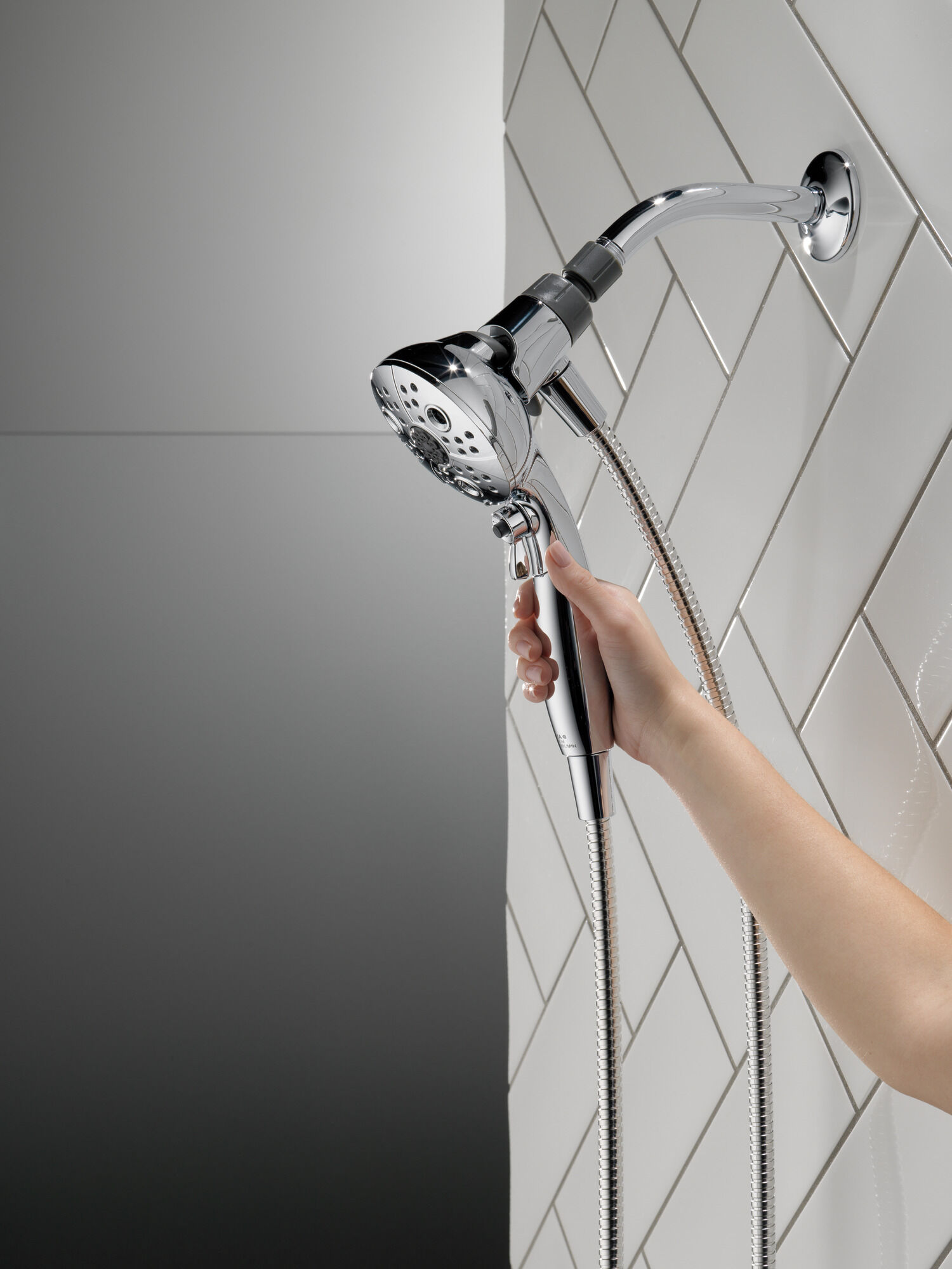 75507 Ручной душ SureDock ™ с 5 настройками Delta Faucet DELTA Хром - Вид №1