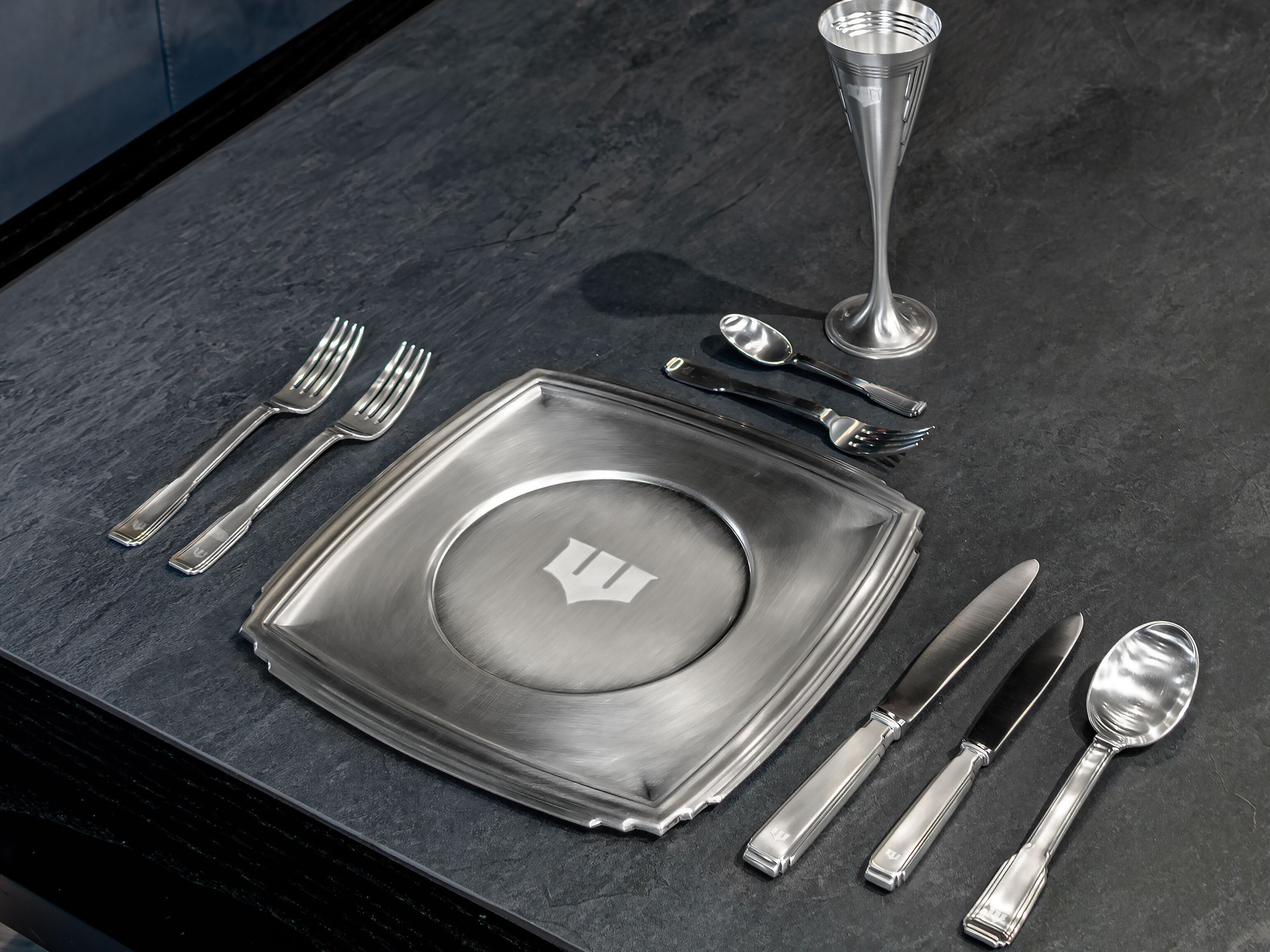 Набор серебряных столовых приборов / тарелок Wayne Enterprises Home Collection WE-DNG01 ARCH-00079615