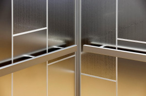 FSRT824 Интерьер лифта Levele-108 показан с верхними панелями из нержавеющей стали с зеркальной отделкой и эко-травлением с изображением городских огней; нижние панели из нержавеющей стали с отделкой кайзкой; прямоугольные перила на частном участке Forms-