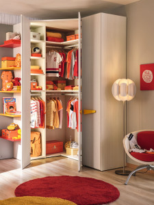 Спальня с гардеробной и кроватью на колесах