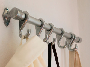 Алюминиевая настенная вешалка