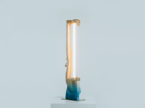 Настольная лампа из ясеня