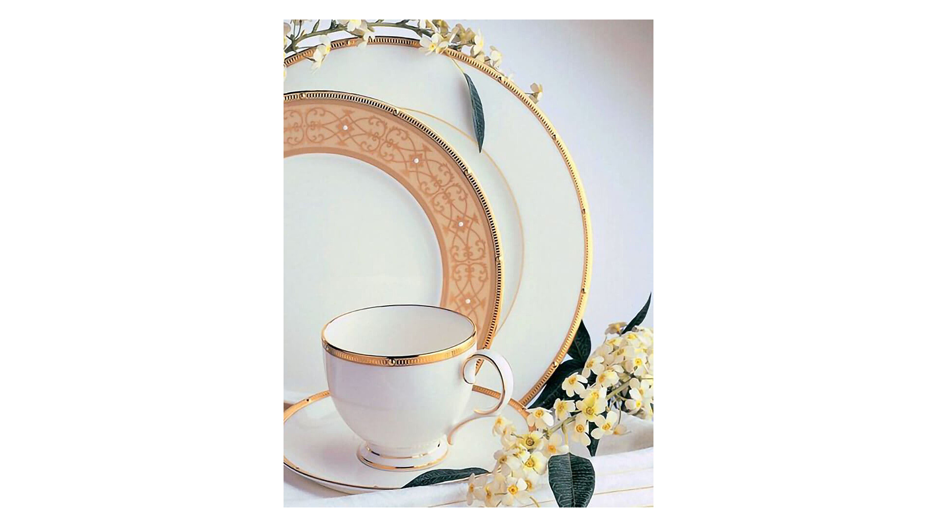 1051773 Noritake Чашка чайная с блюдцем Noritake "Рочель,золотой кант" 200мл Фарфор костяной  - Вид №1