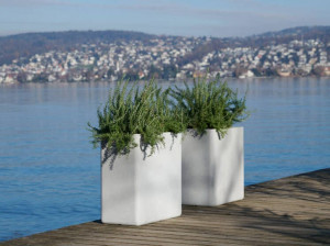 Бетонный высокий садовый горшок