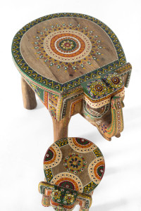 Низкий табурет из манго