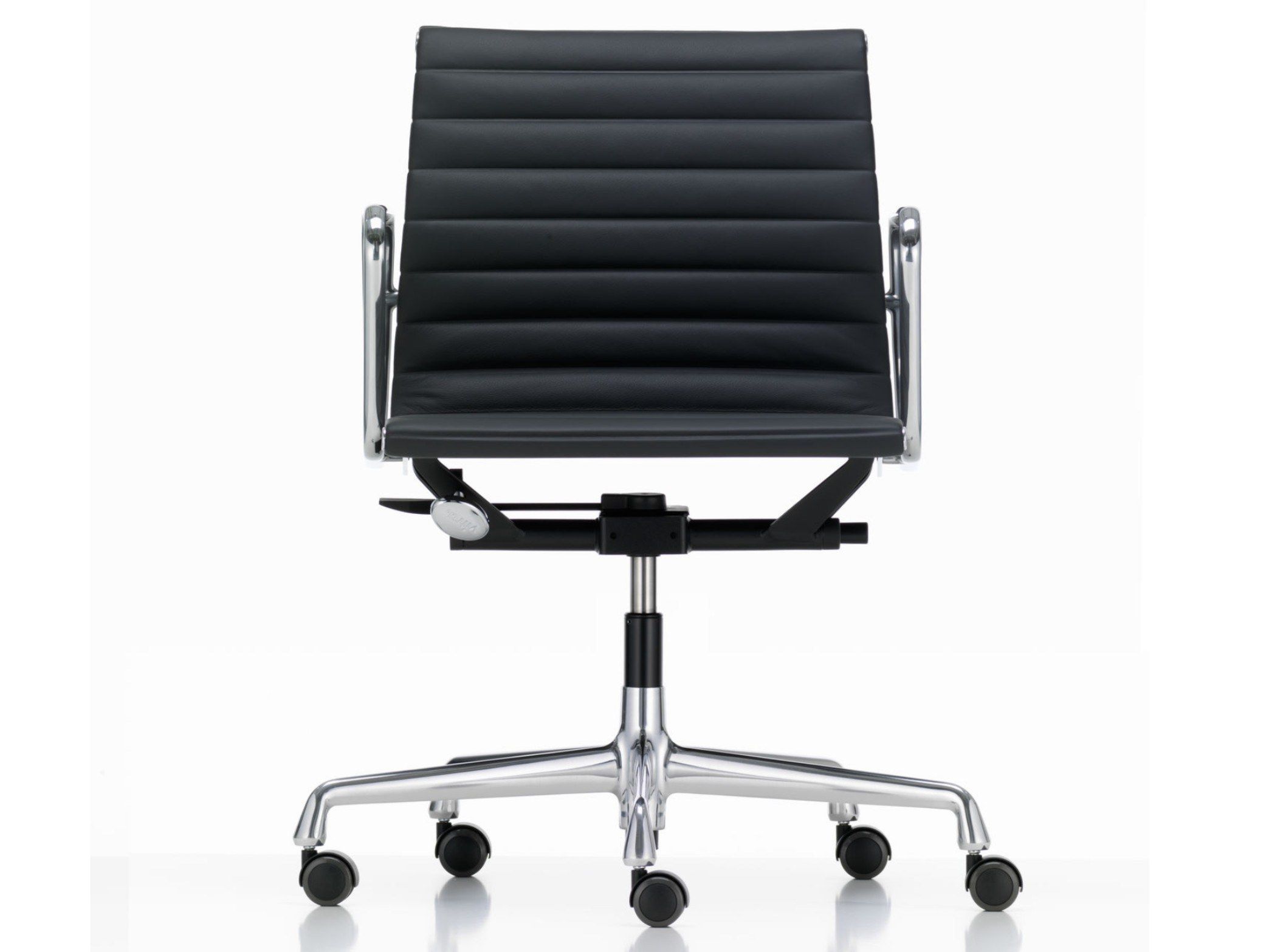 Кожаный поворотный операционный офисный стул с подлокотниками VITRA Eames Aluminium Group ARCH-00047211 - Вид №1