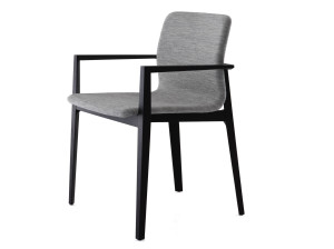 Мягкий тканевый стул с подлокотниками