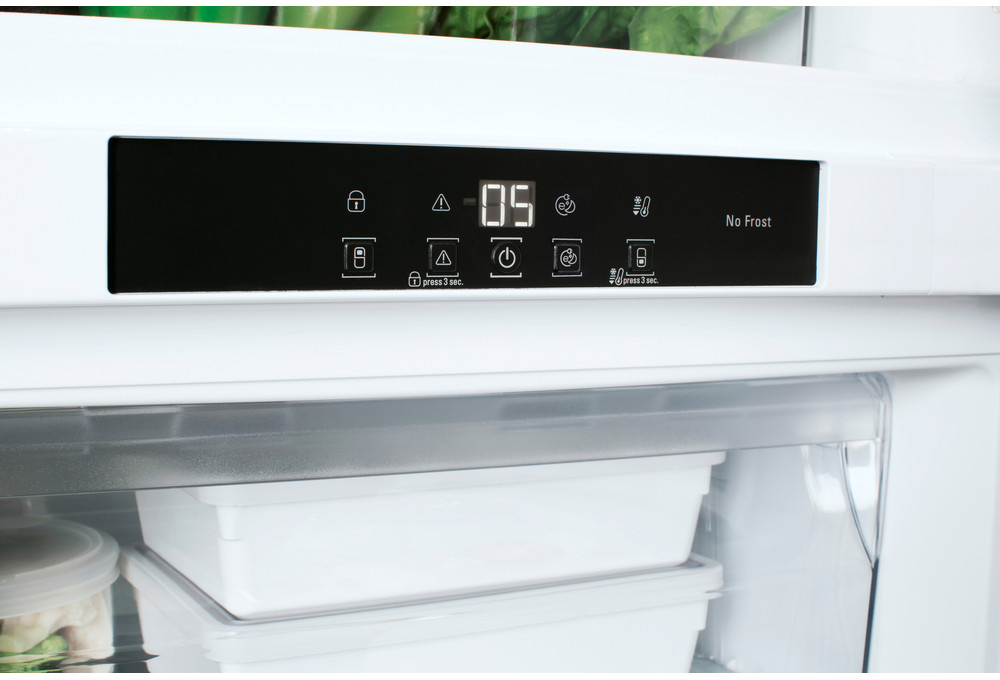 BCB 7030 AA F C (RU) Встраиваемый холодильник / 177x54x54.5 см, холодильное отделение air technology, морозильное no frost, дисплей, 197/63 л. Hotpoint-Ariston Santreyd  - Вид №2